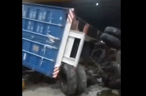 Gerbang Tol Ciawi 2 Rusak Ditabrak Truk Kontainer dan Tronton